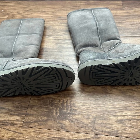 Grey Uggs Size 9 - Picture 4 of 4